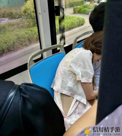 挤公交忘穿内裤被挺进上线,网友表示:这背后是社会对公共文明的考验