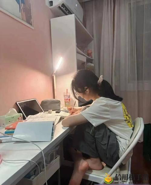 少女悄悄一边做作业一边追剧,粉丝表示:这才是生活的真谛!