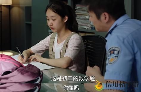 在作业与追剧之间的选择:少女悄悄一边做作业一边追剧,究竟能否兼顾学习与娱乐?