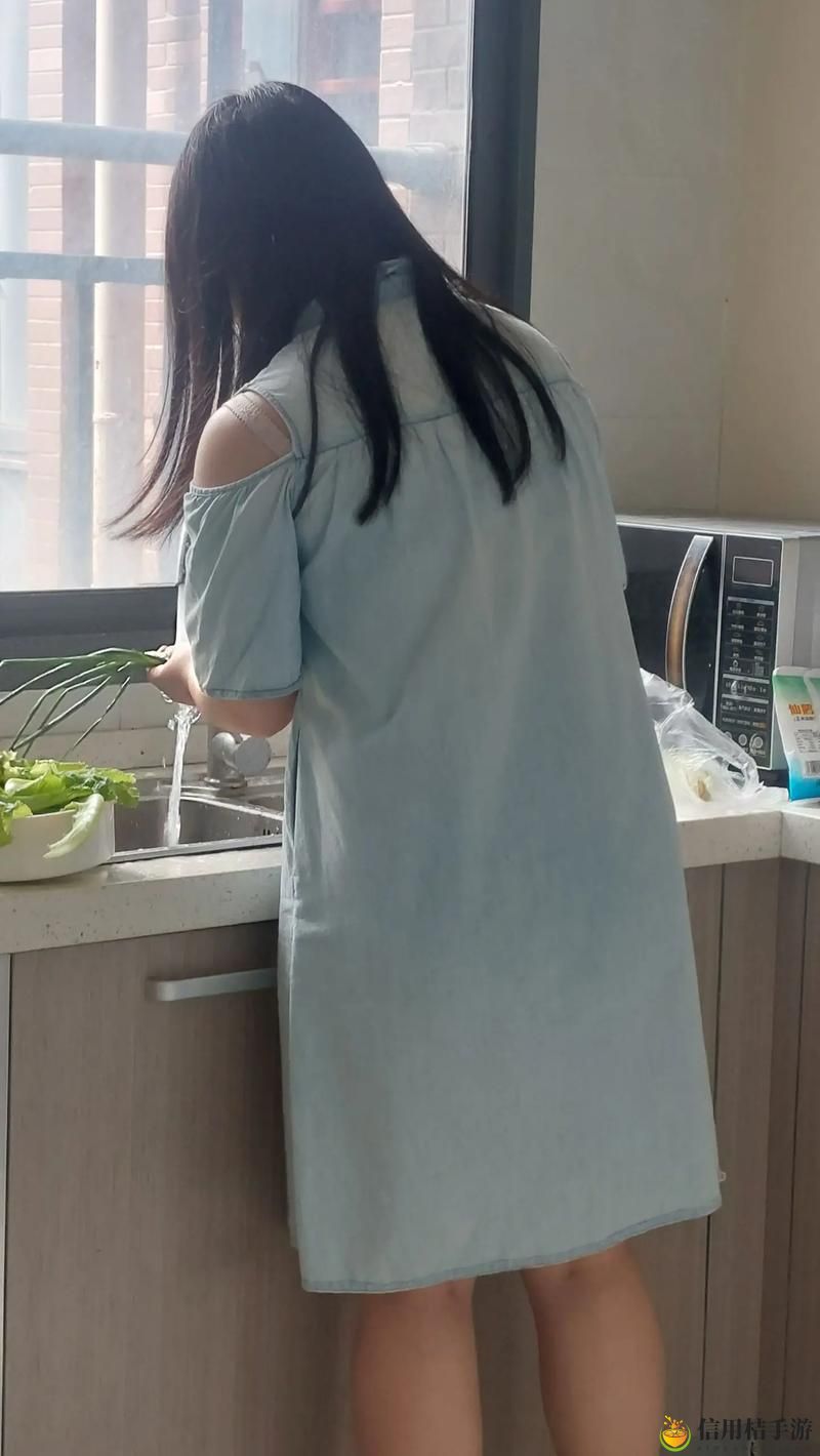 中午妈妈在厨房做饭,热气腾腾的美味是否让人流连忘返?