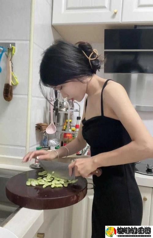 在厨房忙碌的同时,邻居为何总是选择打扰?——边做饭边被躁我和邻居的视频背后的故事