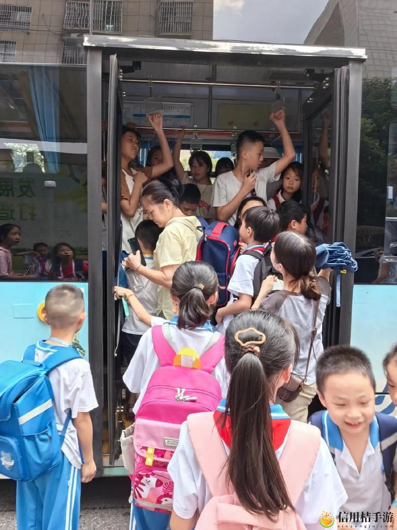 为什么“坐公交车居然弄了2个小学生”的事件会引发如此大的关注?