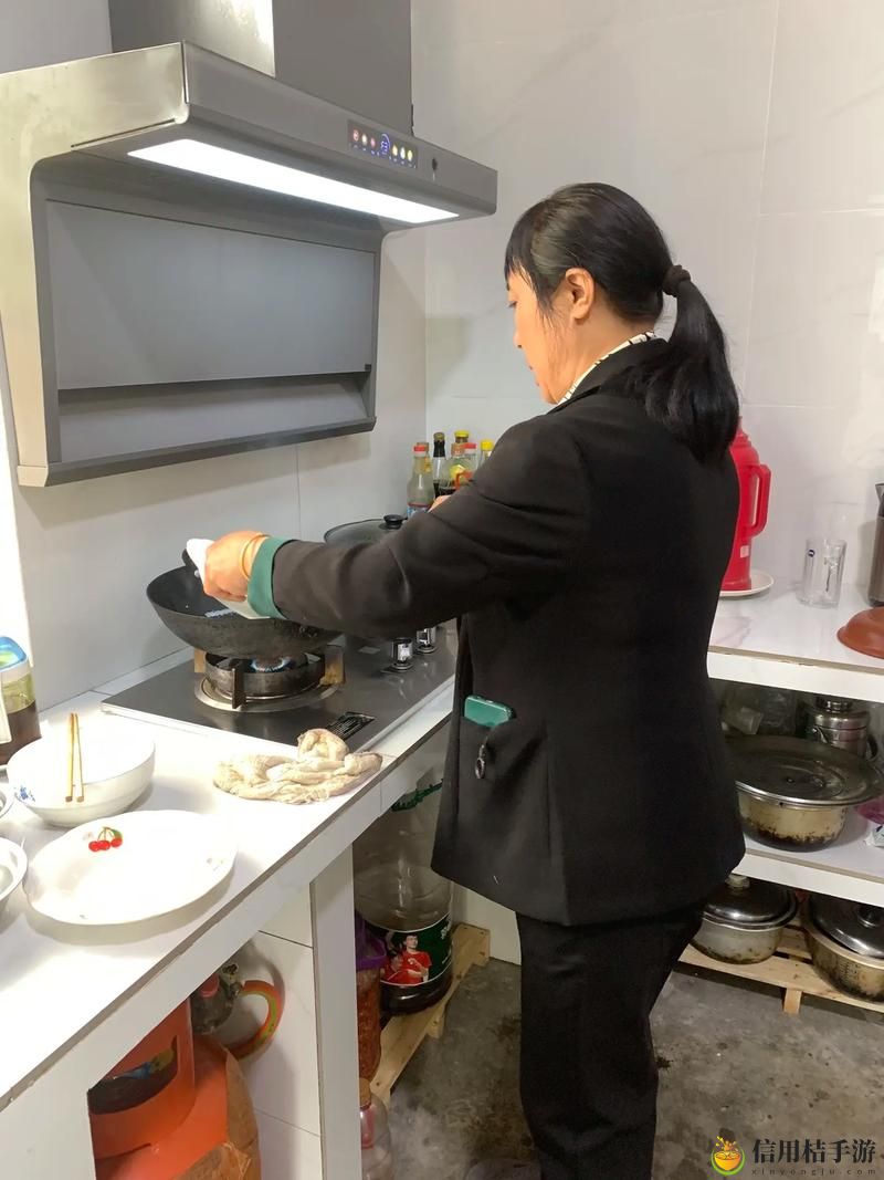 中午妈妈在厨房做饭,究竟香气扑鼻的美味背后藏着怎样的家常故事?