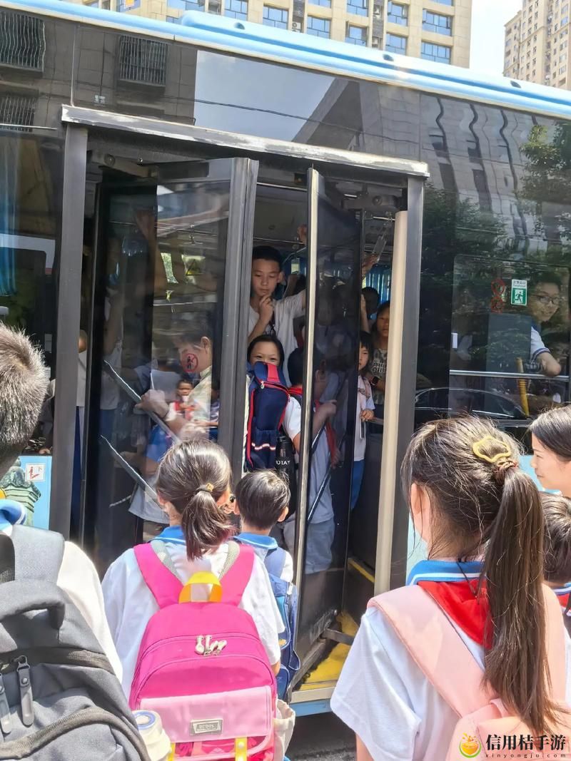 《坐公交车居然弄了2个小学生,究竟是意外还是疏忽?》