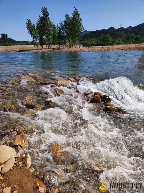 在“两峰夹小溪地湿又无泥的注意事项”中,我们应该注意哪些自然环境变化?
