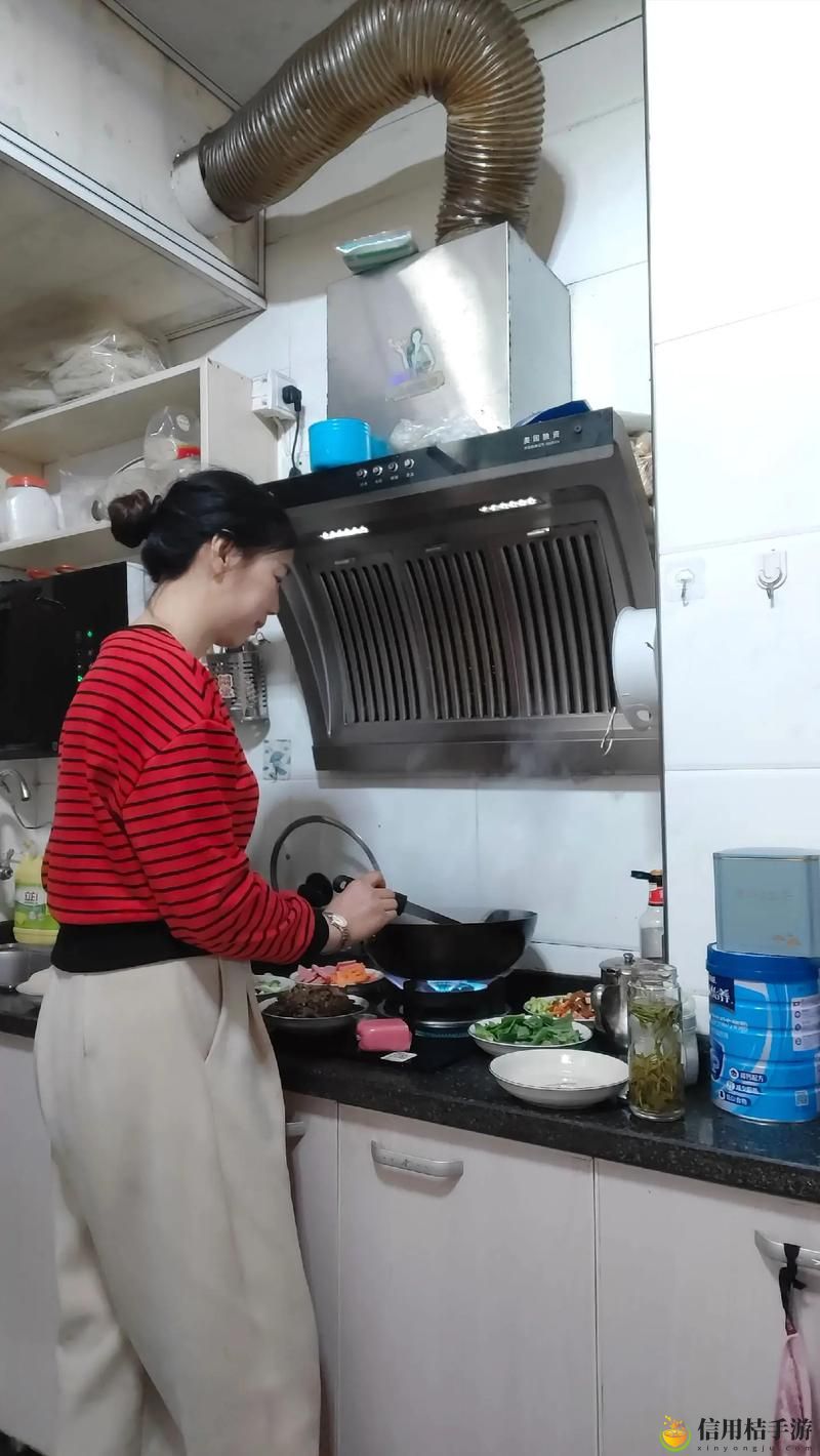在厨房一边做饭一边挨c,究竟是怎样一种生活状态让人心生共鸣?