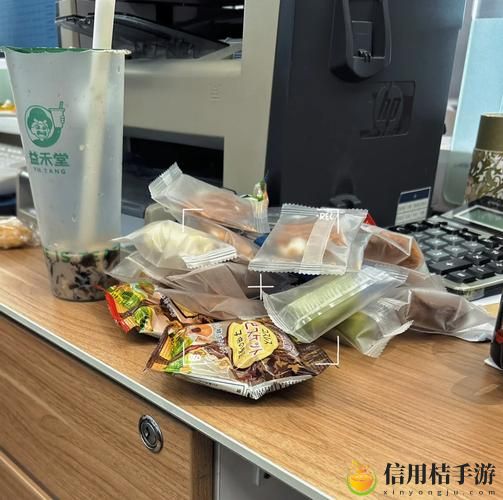 在办公室的办公桌下吃零食,这究竟是为了什么?