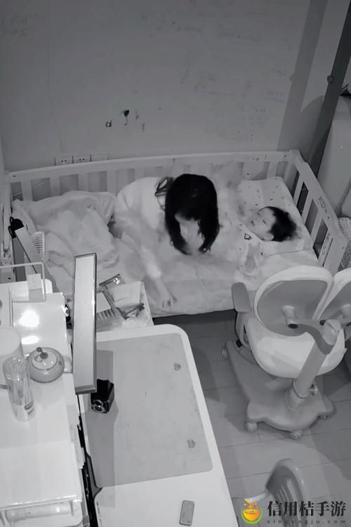 年轻夫妻把小孩哄睡后开监控