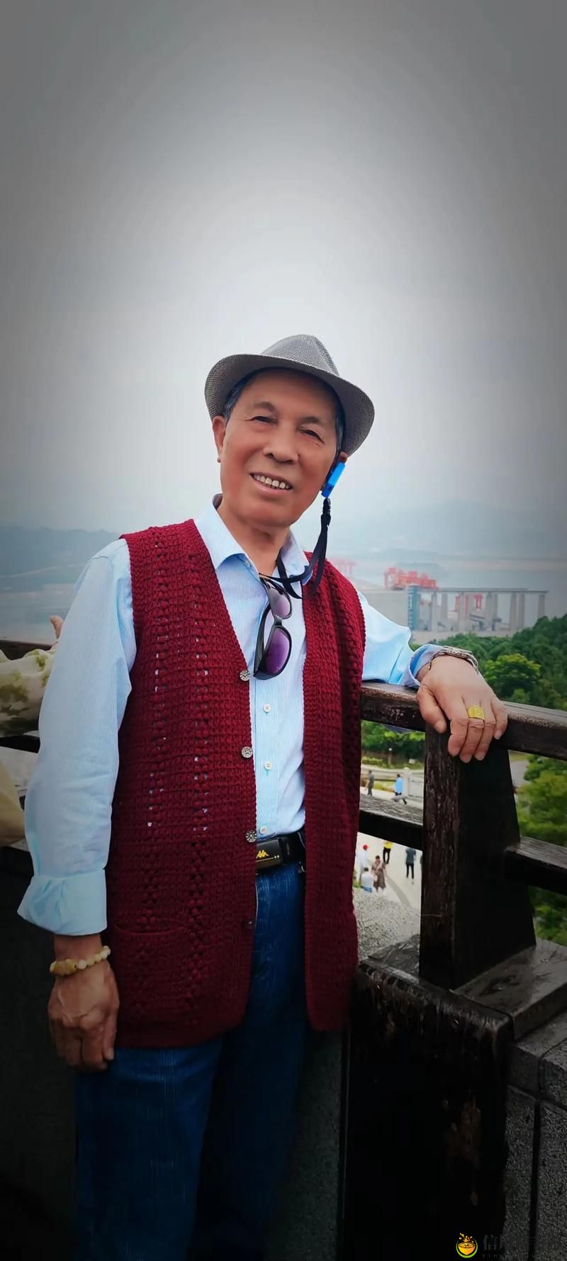 82岁老人找20多岁小伙子,用户热议:跨越年龄的爱情能否长久?