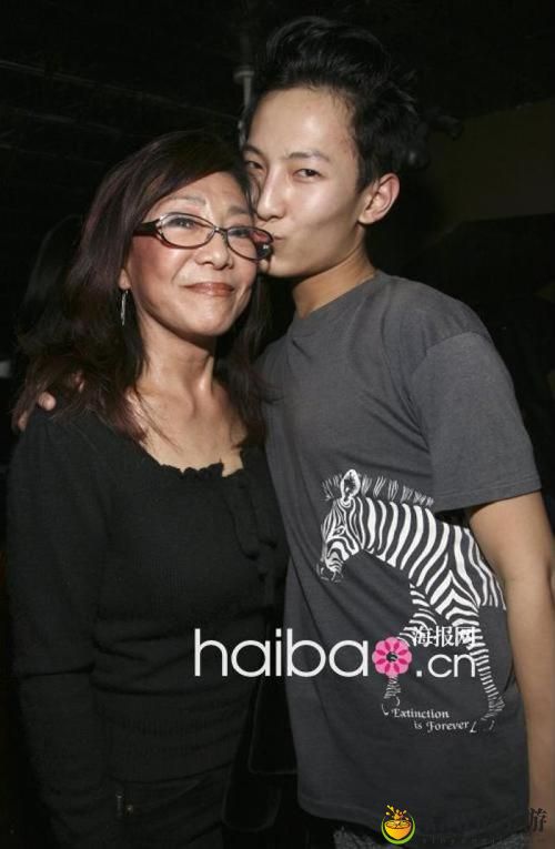 Alexanderwang妈妈稳居榜首,网友:她是我的时尚偶像!