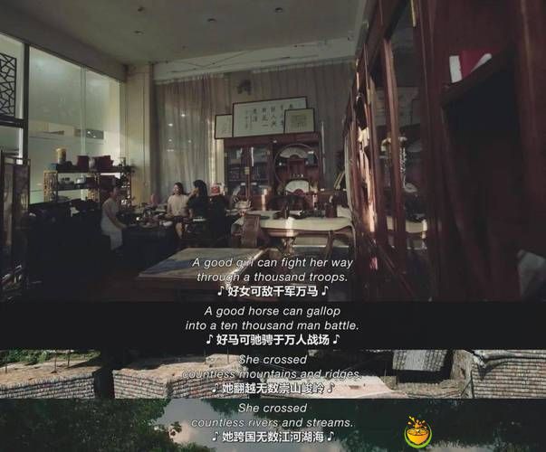 兰姨不敢发出一点声音怕吵醒,她究竟在窃窃私语还是在思索人生的秘密?